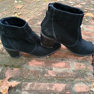 SPooKY SEaSoN black suede Crown Vintage chunky heeled booties, size 9.5